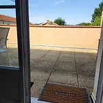 Calme Et Spacieux Avec Terrasse A Διαμέρισμα *